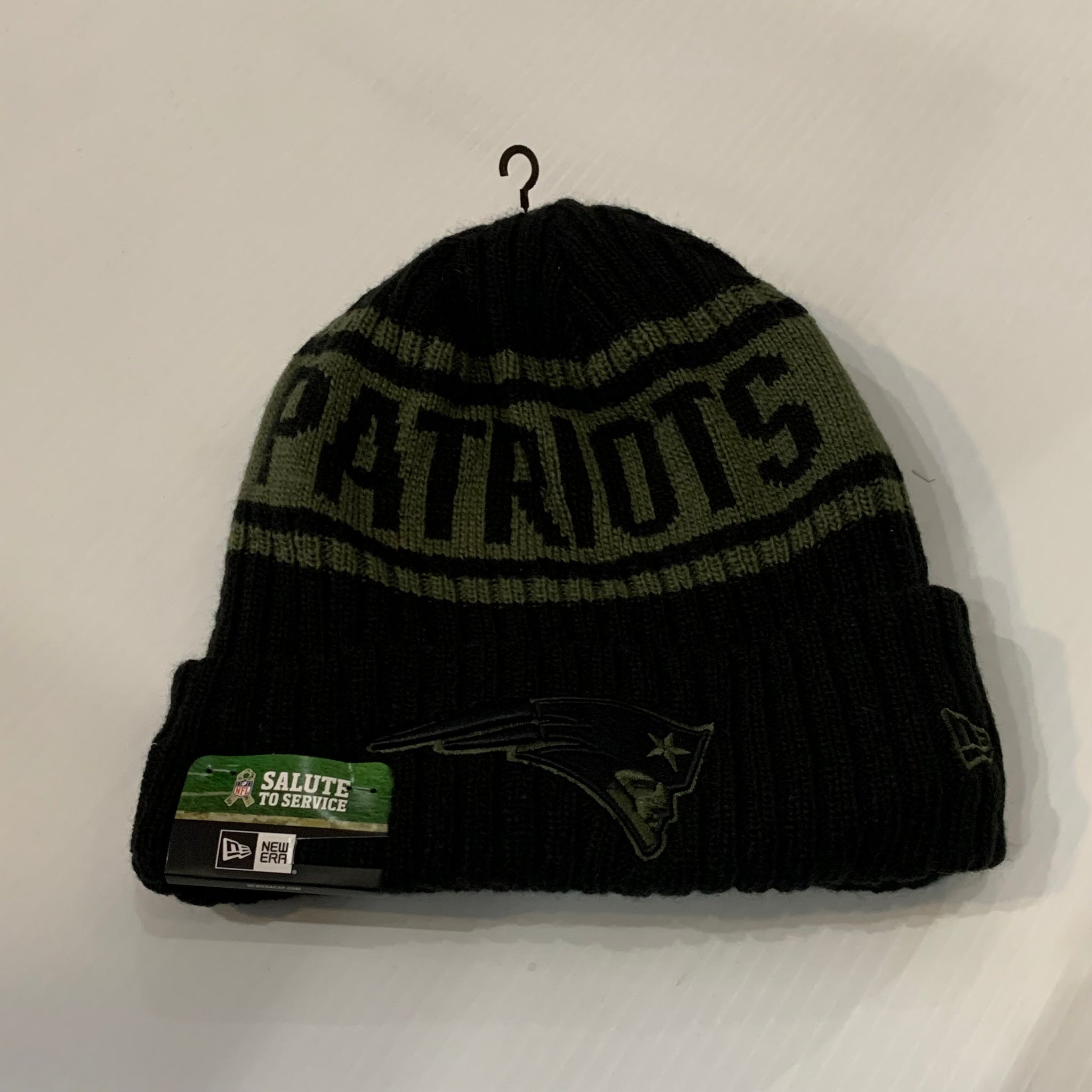 New England Patriots 2021 Salute To Service Cuffed Knit Beanie